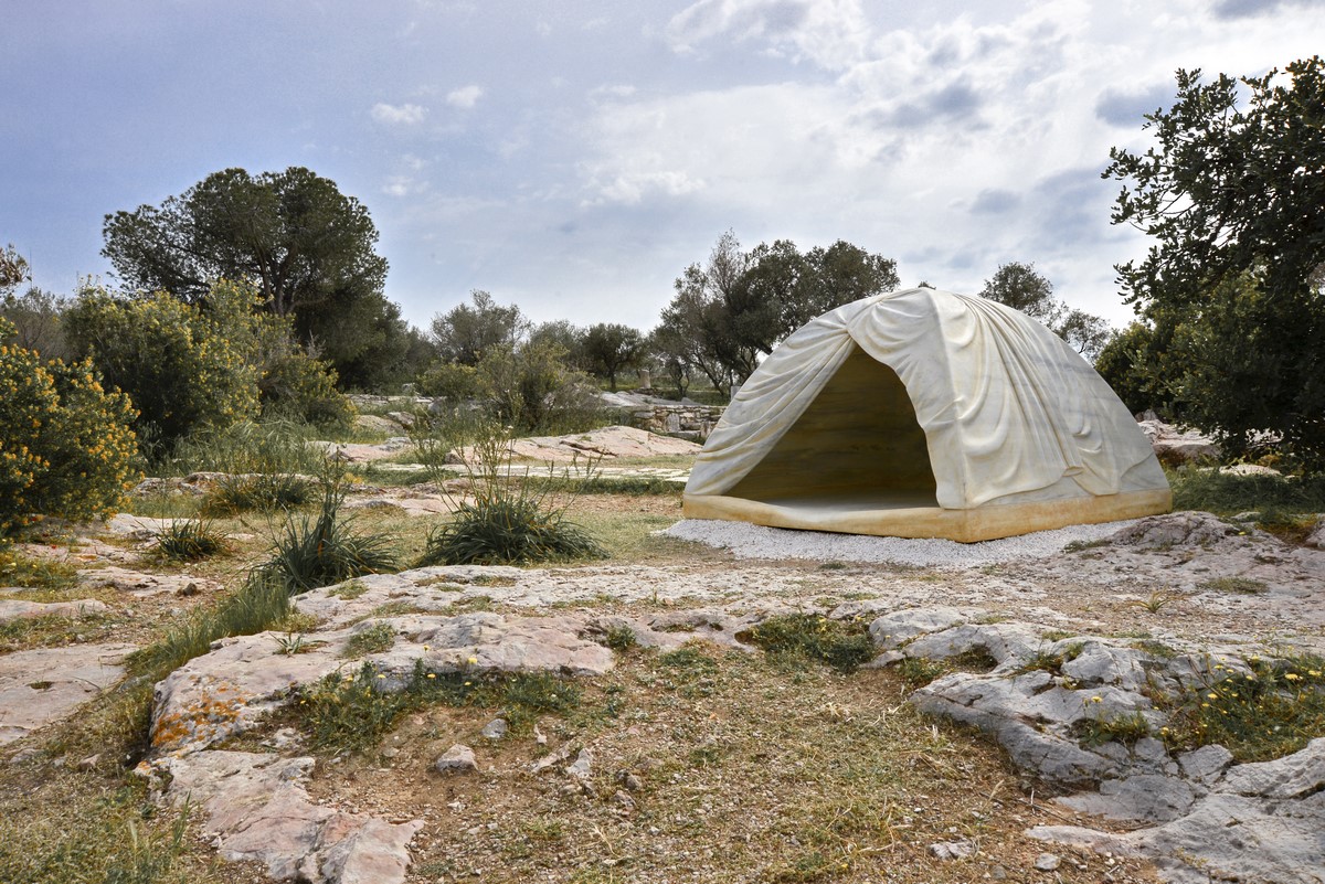 Rebecca Belmore, „Biinjiya'iing Onji (From inside)”, 2017, marble, Filopappou Hill, Athens, documenta 14, fot: Fanis Vlastaras (źródło: materiały prasowe organizatora)