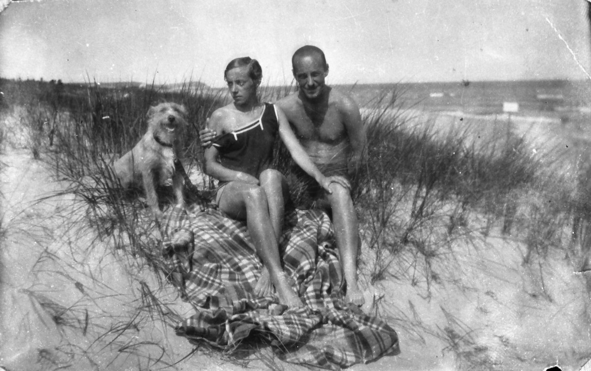 Katarzyna Kobro i Władysław Strzemiński na plaży w Chałupach, 15 VIII 1928. Dział Dokumentacji Naukowej, Muzeum Sztuki w Łodzi (źródło: materiały prasowe organizatora)
