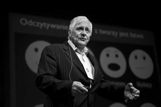 Jerzy Vetulani podczas swojego wystąpienia na TEDx, Kraków 2011, fot. TEDxKrakow. Licencja CC BY 2.0 (źródło: Flickr)