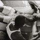 Masażysta pracuje nad bicepsem Muhammada Alego, Miami, Floryda, 1966 © dzięki uprzejmości The Gordon Parks Foundation (źródło: materiały prasowe organizatora)