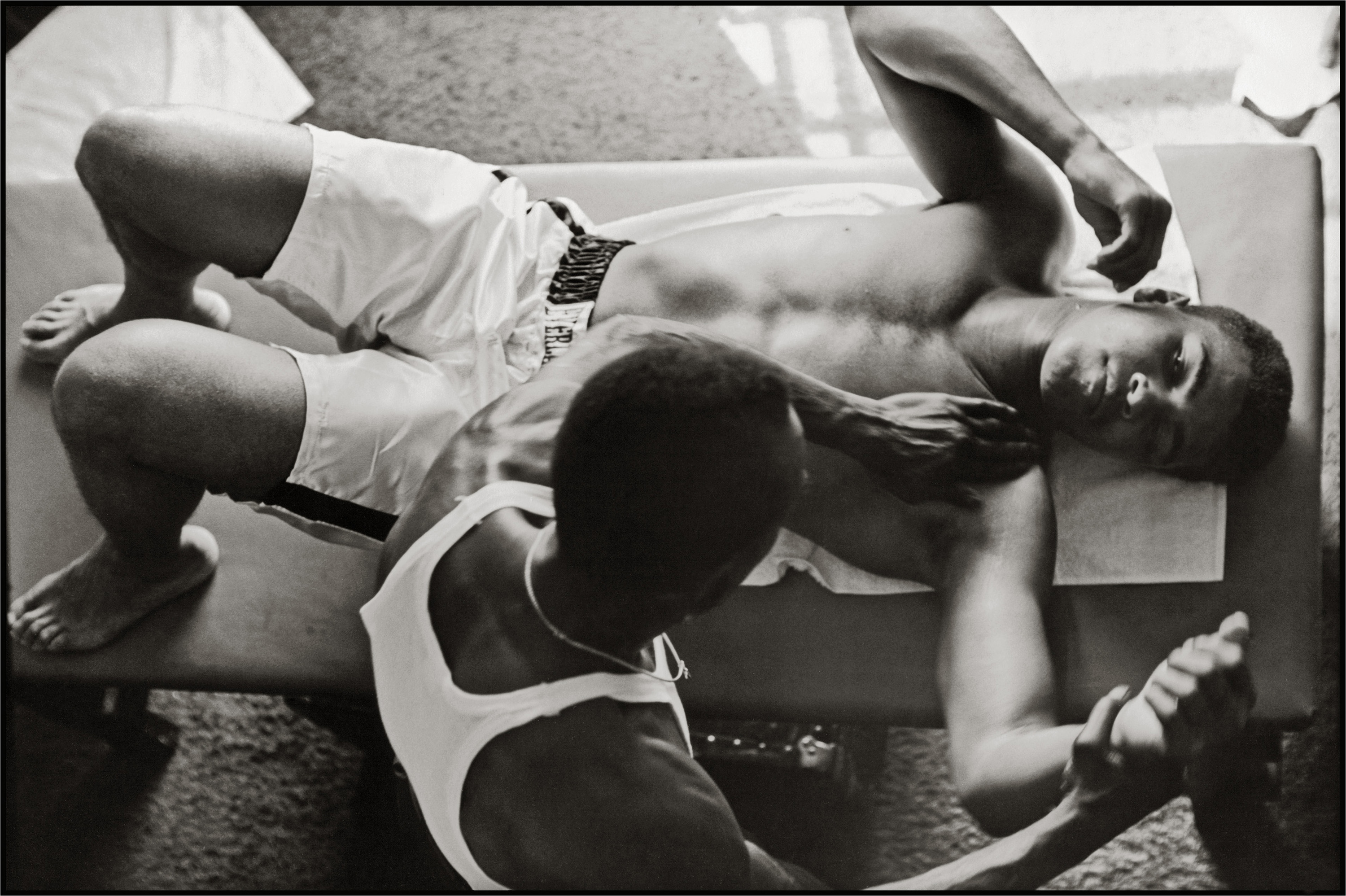 Masażysta pracuje nad bicepsem Muhammada Alego, Miami, Floryda, 1966 © dzięki uprzejmości The Gordon Parks Foundation (źródło: materiały prasowe organizatora)