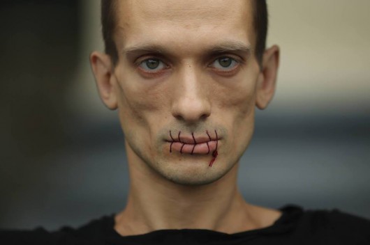 Piotr Pavlensky, „Szew”,  2012, przed Soborem kazańskim w Petersburgu (źródło: materiały prasowe organizatora)