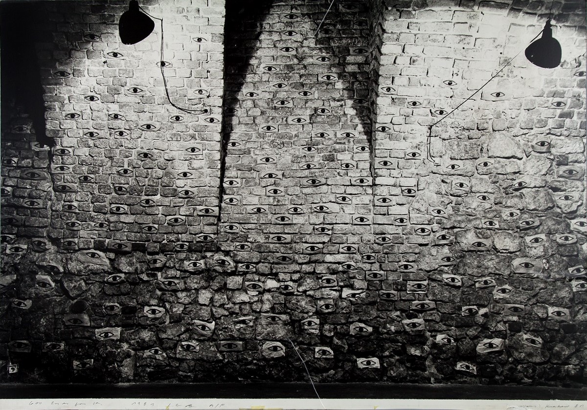 John Blake, „600 oczu dla Krzysztoforów”, 1981, fotografia instalacji, Archiwum MOCAK-u (źródło: materiały prasowe organizatora)