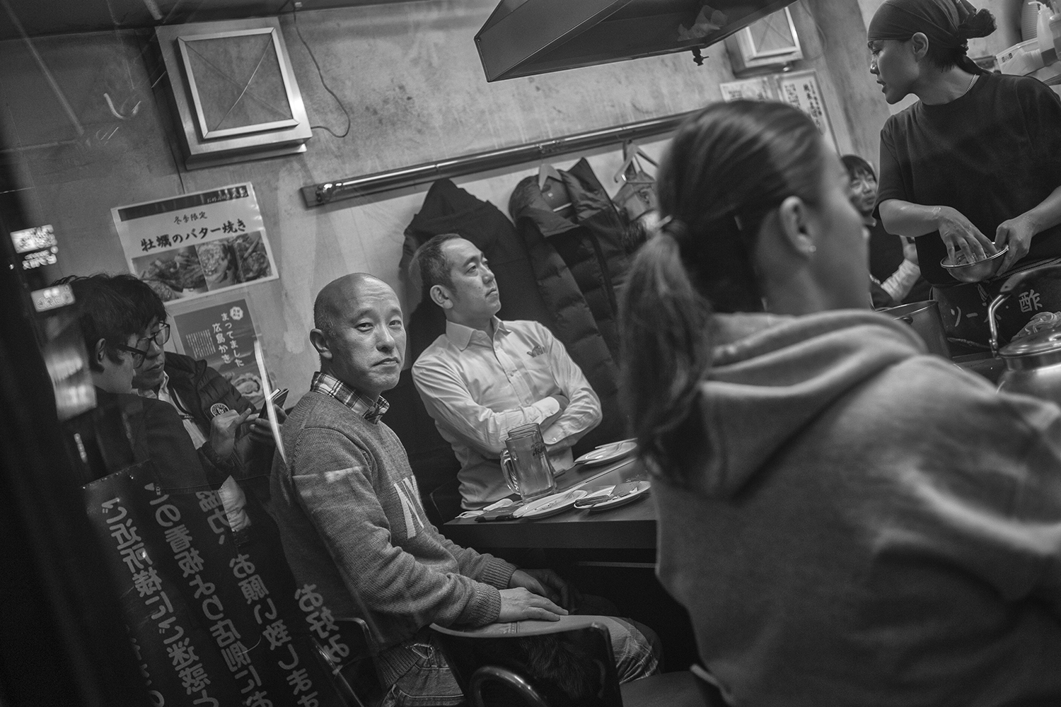 Lektor Hirotomo, na co dzień nauczyciel Japońskiego, w swojej ulubionej restauracji Okonomiyaki (Hiroszima), fot. Bartosz Hołoszkiewicz (źródło: materiały prasowe organizatora)