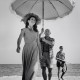 Robert Capa, Pablo Picasso i Françoise Gilot. W tle siostrzeniec malarza Javier Vilato. Golfe-Juan, Francja, sierpień 1948 © International Center of Photography/Magnum Photos Robert Capa, [Pablo Picasso and Françoise Gilot, with the painter’s nephew Javier Vilato, Golfe-Juan, France], August 1948 © International Center of Photography/Magnum Photos (źródło: materiały prasowe organizatora)