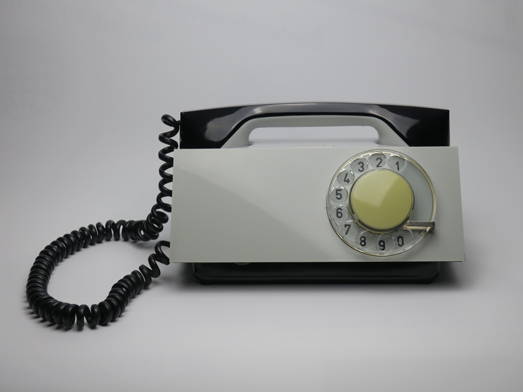 Telefon domowy Tesla T65 H, „Trumna”, proj. Bohumil Míra, Tesla Liptovský Hrádok, 1963 (źródło: materiały prasowe organizatora)