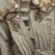 Rękawiczki, Europa, XVIIII w., skóra haftowana nićmi jedwabnymi (źródło: materiały prasowe organizatora)