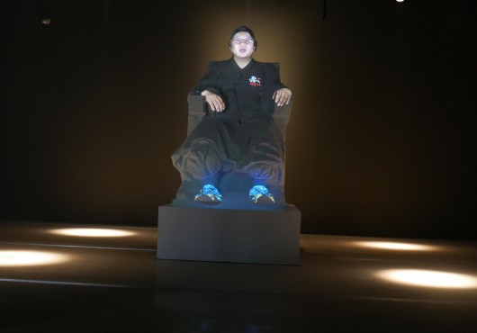 Krzysztof Wodiczko, „My Wish”, 2017, projekcja na kopię pomnika Kim Koo, widok wystawy „Instruments, Monuments, Projections”, National Museum of Modern and Contemporary Art, Seul, 2017, fot. Fundacja Profile (źródło: materiały prasowe)