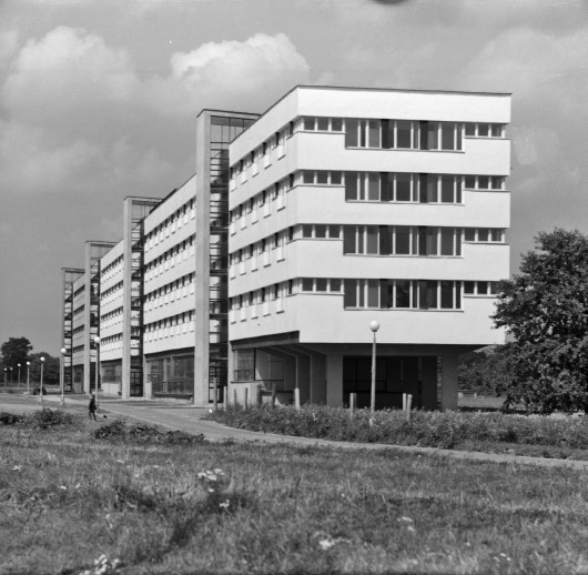 Modernistyczny hotel robotniczy w Grębałowie (os. Na Wzgórzach), proj. Tomasz Mankowski i Jan  Meissner w 1968, fot. Henryk Hermanowicz, wł. MHK (źródło: materiały prasowe organizatora)