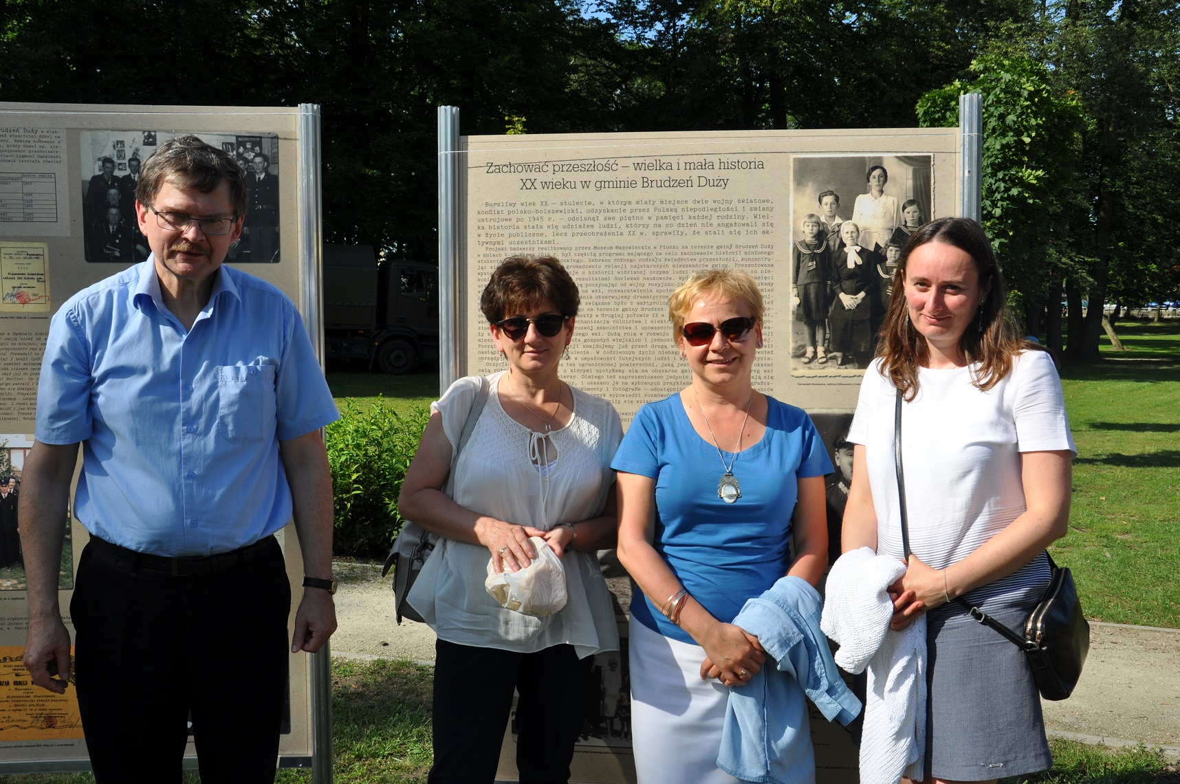 Autorki wystawy – Barbara Rydzewska (kierownik Działu Historii), Katarzyna Stołowska-Fuz i Magdalena Bilska-Ciećwierz z zastępcą dyrektora Muzeum Mazowieckiego w Płocku – Tomaszem Kordalą (źródło: materiały prasowe organizatora)