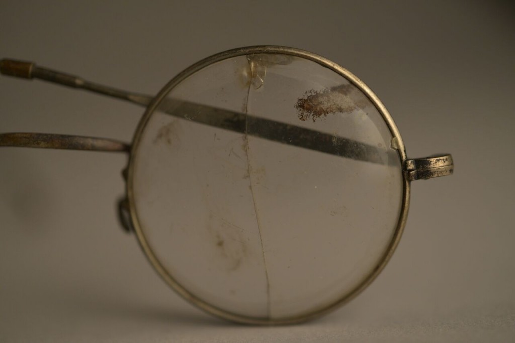 Okulary należące do ofiary Auschwitz, fot. Paweł Sawicki (źródło: materiały prasowe organizatora)