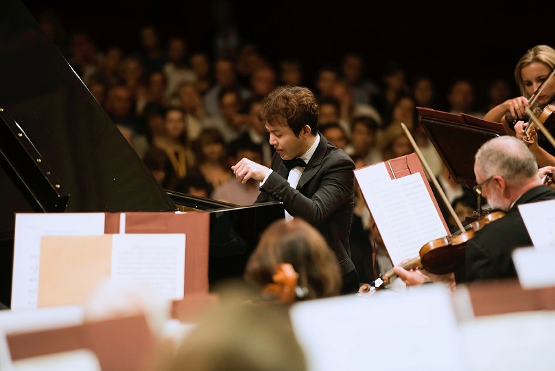 Yundi wraz z Orkiestrą Filharmonii Narodowej (źródło: materiały prasowe organizatora)