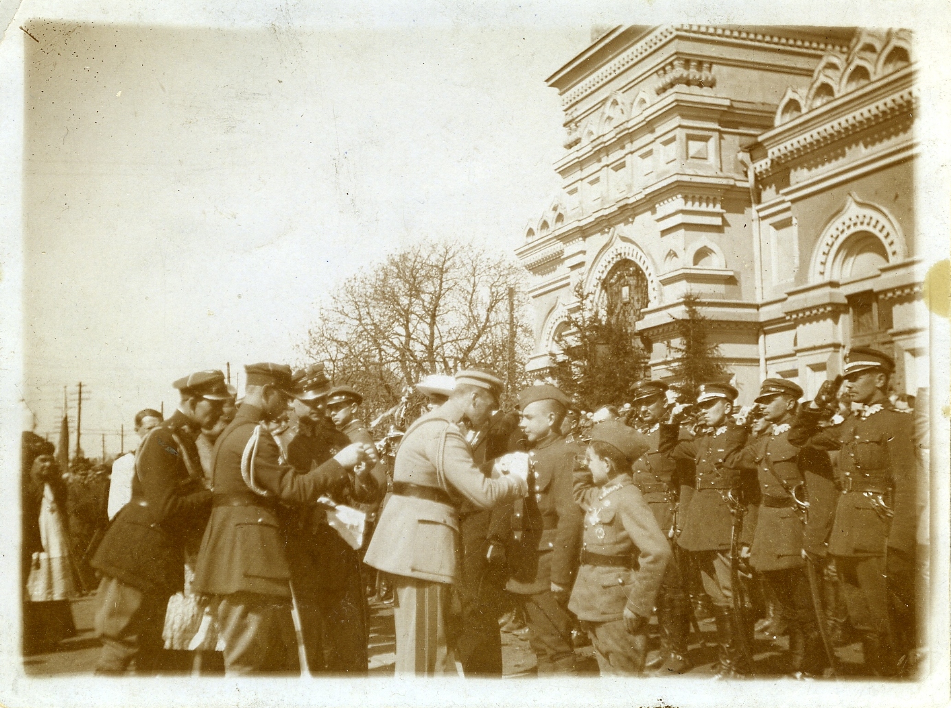 Dekoracja chłopców przed cerkwią 21 kwietnia 1921 roku (źródło: materiały prasowe organizatora)