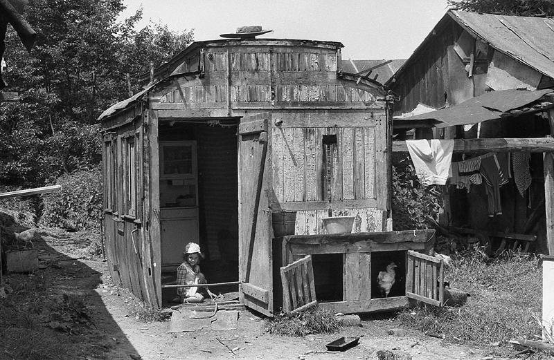 Dom, limanowa, 1992, Fot. Marek Szymański (źródło: materiały prasowe organizatora)