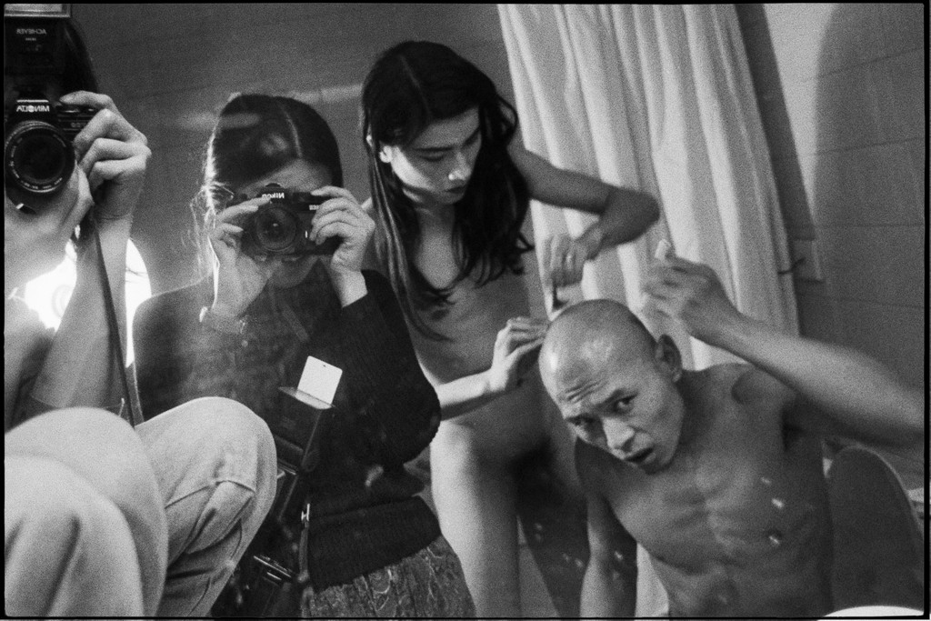 Danwen Xing fotografuje artystów Zhang Huana i Ma Liuminga podczas performansu „Trzeci kontakt”, 1995 (źródło: materiały prasowe organizatora)