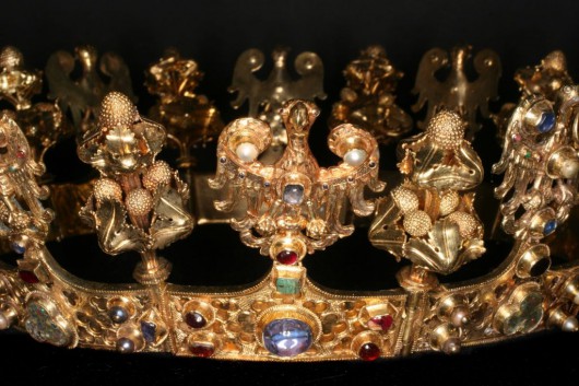 Korona kobieca z orłami, początek XIV w. Paryż (?), Włochy(?). Złoto, kamienie szlachetne, perły, emalia (Źródło: materiały prasowe organizatora)