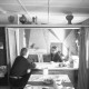 Oskar i Zofia Hansenowie w mieszkaniu przy ul. Sędziowskiej w Warszawie, 1958. Dzięki uprzejmości Fundacji Zofii i Oskara Hansen (źródło: materiały prasowe organizatora)