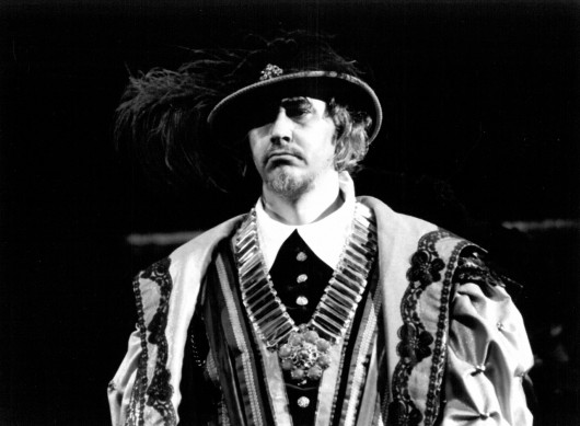 Romuald Tesarowicz w spektaklu „Ernani” Giuseppe Verdiego z 1990 r. / fot. Chwalisław Zieliński (dzięki uprzejmości Teatru Wielkiego w Łodzi)