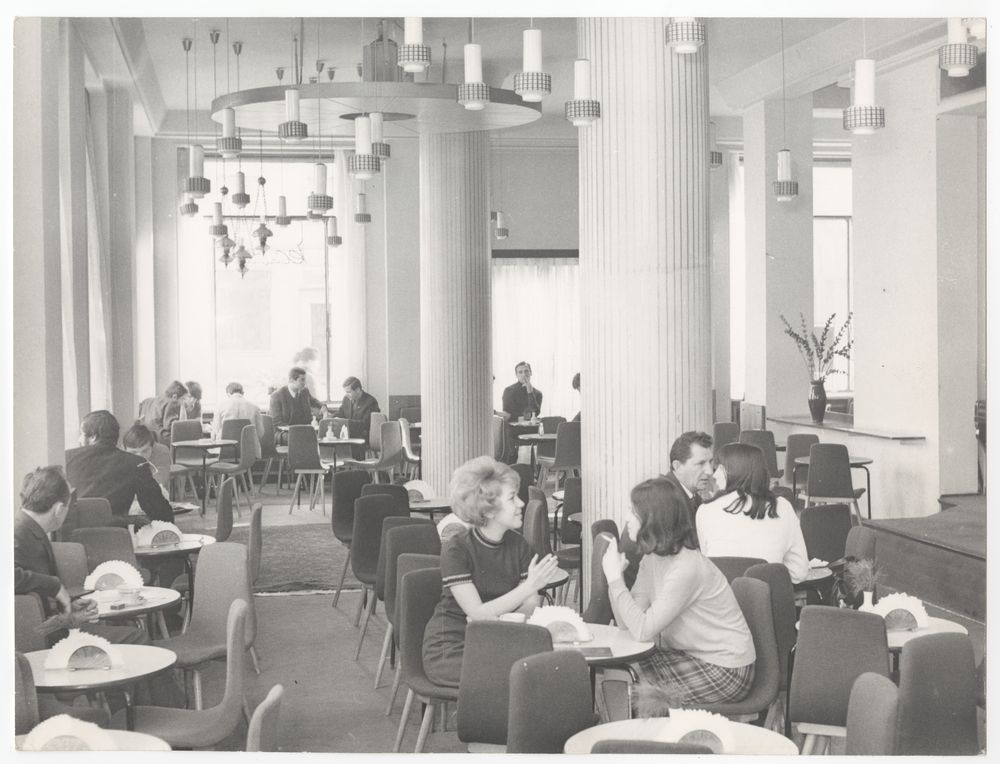 Wnętrze kawiarni Stylowa po remoncie, proj. wystroju: Andrzej Kurkiewicz, fot. Stanisław Podlecki, październik 1967, wł. MHK (źródło: materiały prasowe)