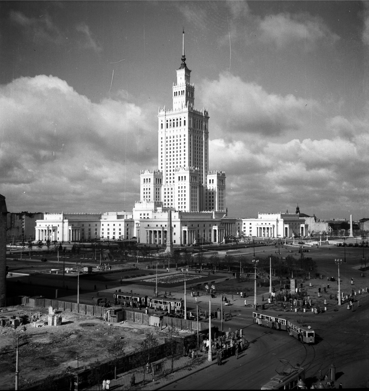 Zbyszko Siemaszko, Pałac Kultury i Nauki w Warszawie, lata 1955 – 1956. Narodowe Archiwum Cyfrowe, sygnatura 51-799-1 (źródło: materiały prasowe organizatora)