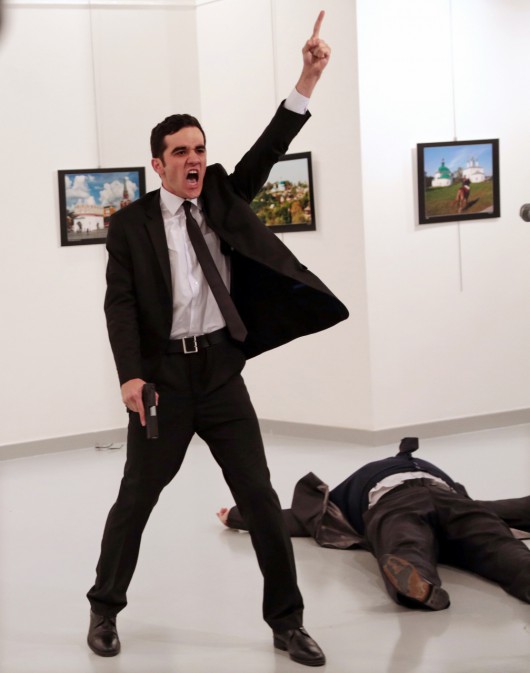 „Zamach w Turcji”, Burhan Ozbilici, The Associated Press – Zdjęcie Roku 2016, World Press Photo 2017 (źródło: materiały prasowe)