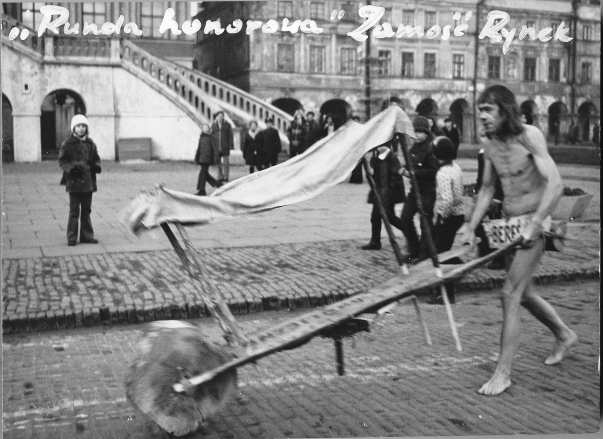 Jerzy Bereś, „Runda Honorowa”, Rynek Starego Miasta w Zamościu, 1975, fot. Andrzej Polakowski , zdjęcie z archiwum Galerii Labirynt (źródło: materiały prasowe organizatora)
