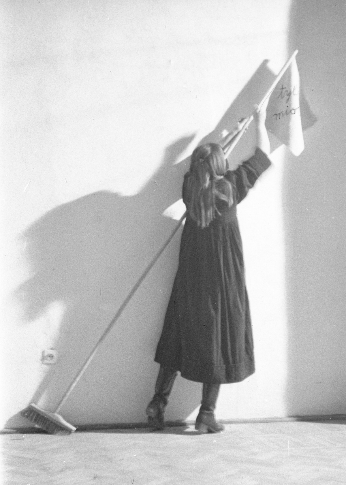 Maria Pinińska-Bereś, „Tylko miotła”, 1984, fot. Andrzej Polakowski, zdjęcie z archiwum Galerii Labirynt (źródło: materiały prasowe organizatora)