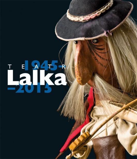 „Teatr Lalka 1945-2015. Samarkanda-Kraków-Warszawa” pod red. Joanny Rogackiej i Aleksandry Rembowskiej, na zdjęciu: Lalka Zwyrtały, Adam Kilian, „O Zwyrtale Muzykancie”, 1958, fot. D. Raczyński, projekt okładki M. Jędrczak (źródło: materiały prasowe wydawcy)