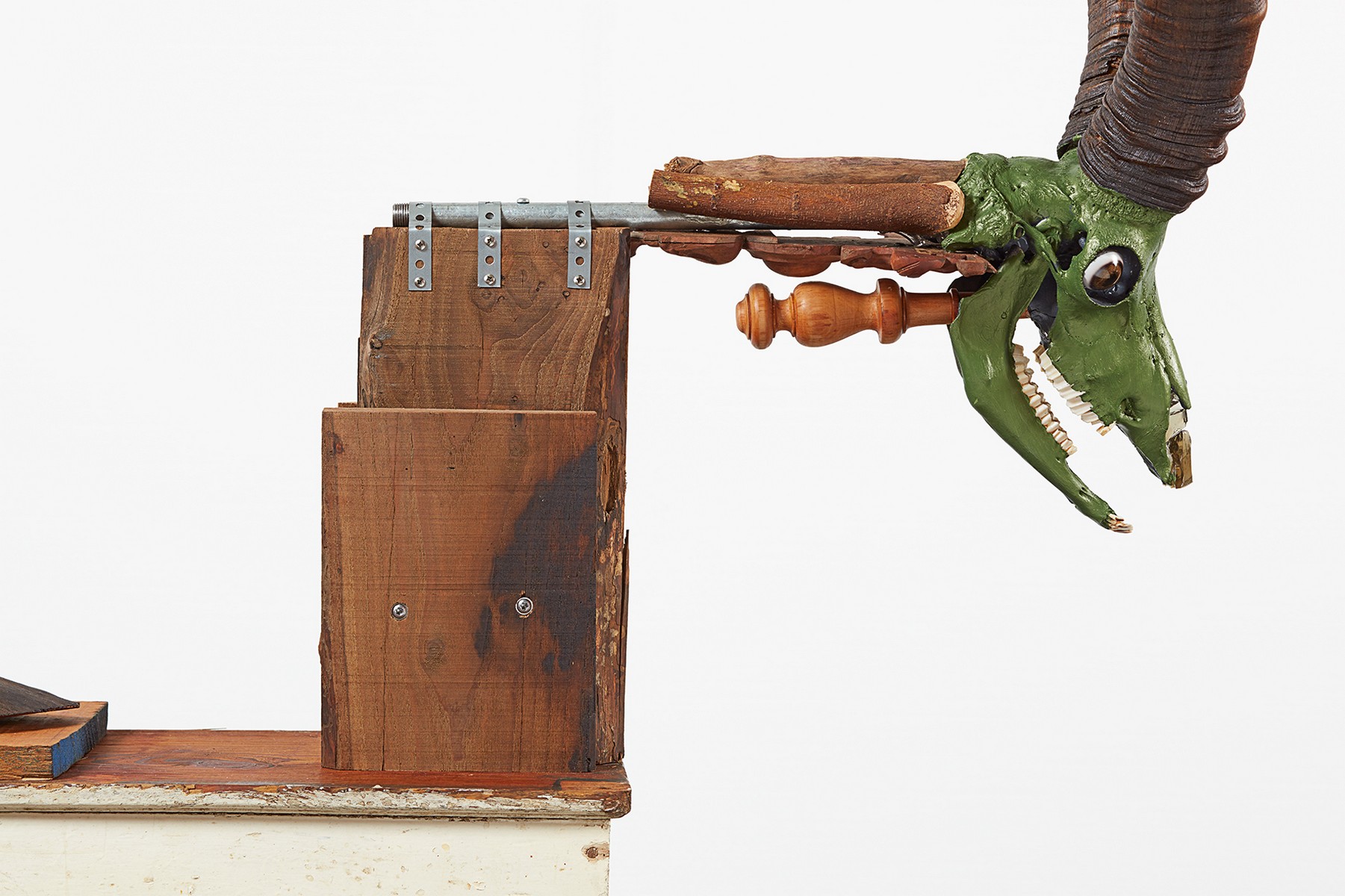 Jimmie Durham, „Alpine Ibex”, 2017, 160 × 50 × 190 cm, czaszka koziorożca, drewno, szkło, stal, farba akrylowa, Dzięki uprzejmości artysty i kurimanzutto, Meksyk. Fot. Nick Ash (źródło: materiały prasowe organizatora)