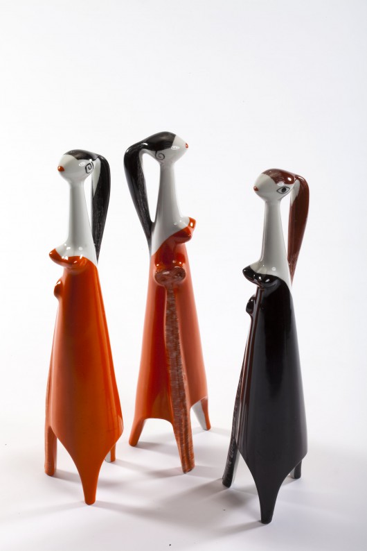 „Sexbomby”, figurki porcelanowe, Zakałd Ceramiki IWP, 1958–1959, prototypy; Henryk Jedarsiak, fot. Piotr Ligier, MNW (źródło: materiały prasowe MNW)