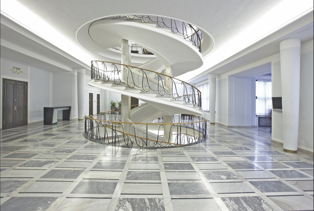 Owalne schody w budynku Senatu, proj. Bohdan Pniewski (źródło: materiały prasowe organizatora)