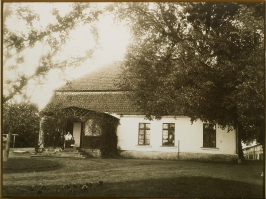 Dwór w Będominie po pożarze, zdjęcie z albumu pp. Dahlweid, NN, Będomin, przed 1912 rokiem, fotografia na papierze (źródło: materiały prasowe organizatora)