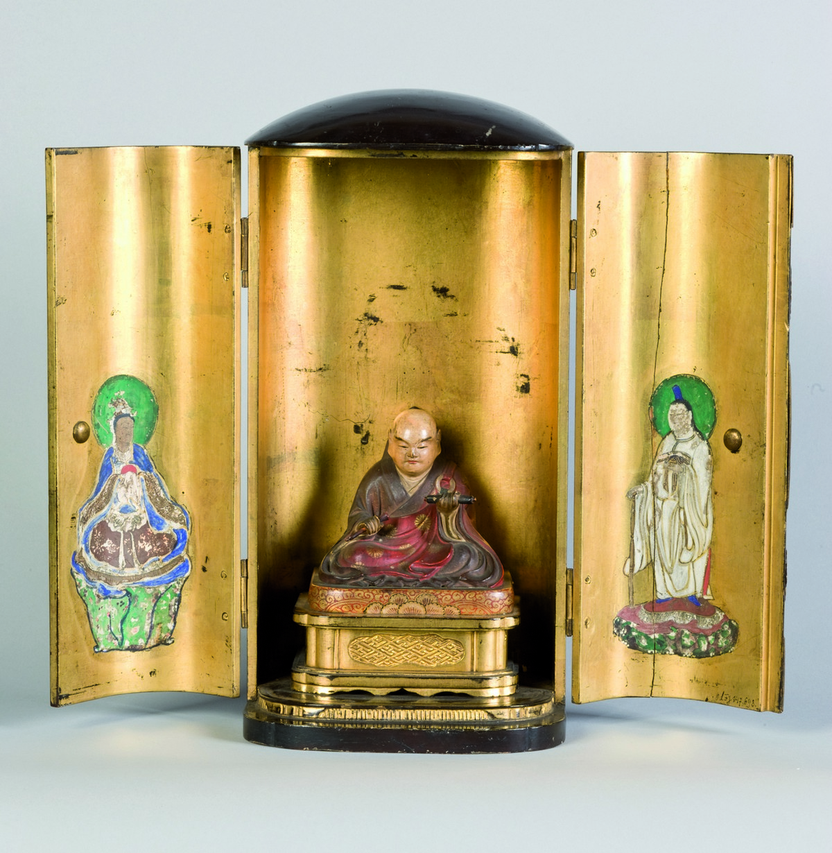 Kapliczka z figurką mnicha buddyjskiego i dwojga bóstw, XVIII w.(źródło: materiały prasowe organizatora)