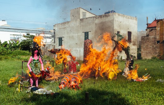 Jakub Julian Ziółkowski, kadr z filmu „Święty Ogień", Phuc Am Village, 2016 (źródło: materiały prasowe organizatora)