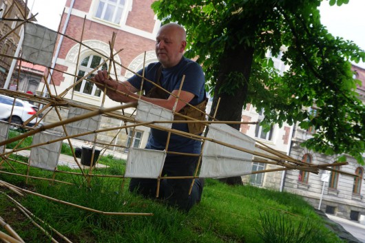 Waldemar Rudyk tworzący swoją instalację artystyczną z okazji 4. Bielskiego Festiwalu Sztuk Wizualnych 2018, fot. Beata Tarnawa  (źródło: materiały prasowe organizatora)