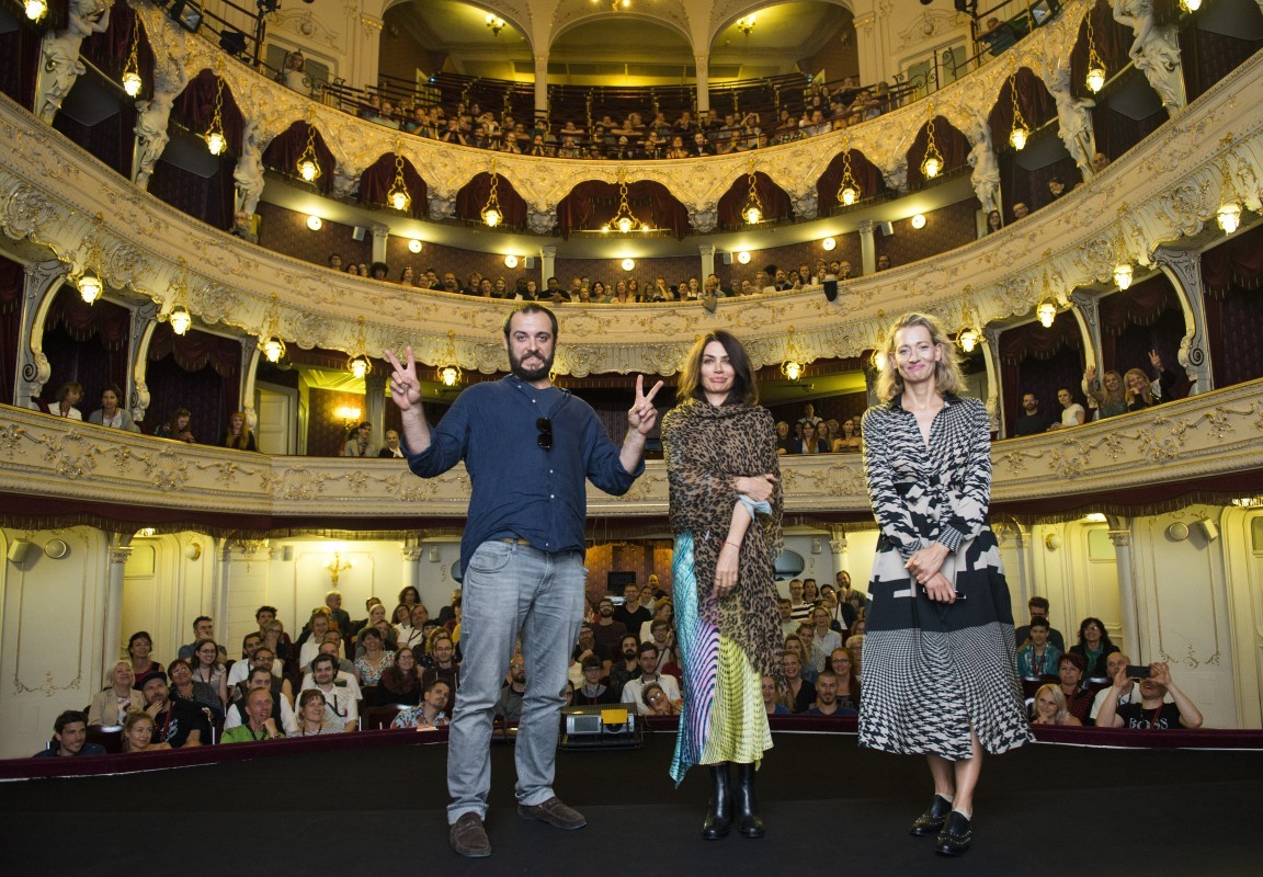 Ekipa filmu „53 wojny”: Michał Żurawski, Ewa Bukowska (reżyserka), Magdalena Popławska, fot. Film Servis Festival Karlovy Vary (źródło: Polski Instytut Sztuki Filmowej)