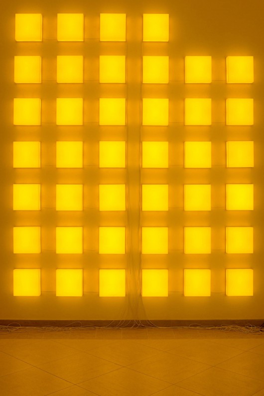 Leon Tarasewicz, Bez tytułu, 2017, instalacja świetlna, 300 × 255 cm, fot. Grzegorz Dąbrowski (źródło: materiały prasowe organizatora)