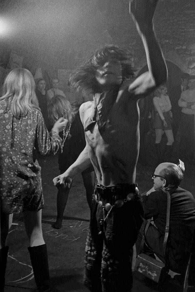 Bal hipisów w Galerii Krzysztofory - tańczy Jacek Gulla, po prawej u dołu filmuje Henryk Makarewicz, 15 III 1969, fot. Jacek Maria Stokłosa (źródło: materiały prasowe organizatora)