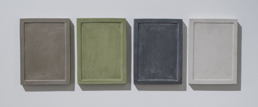 Yane Calvoski, „Skompresowane minimum”, 2016-2017, kauczuk syntentyczny, organiczny pigment, metal; fot. Damir Zizic / fot. dzięki uprzejmości artystki i Zak/ Branicka Gallery (źródło: materiały prasowe organizatora)