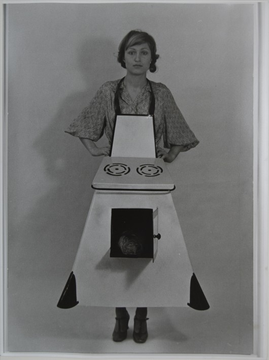 Birgit Jurgenssen - Fartuch kuchenny gospodyni domowej. Praca z kolekcji Muzeum Sztuki w Łodzi (Źródło: materiały prasowe organizatora)