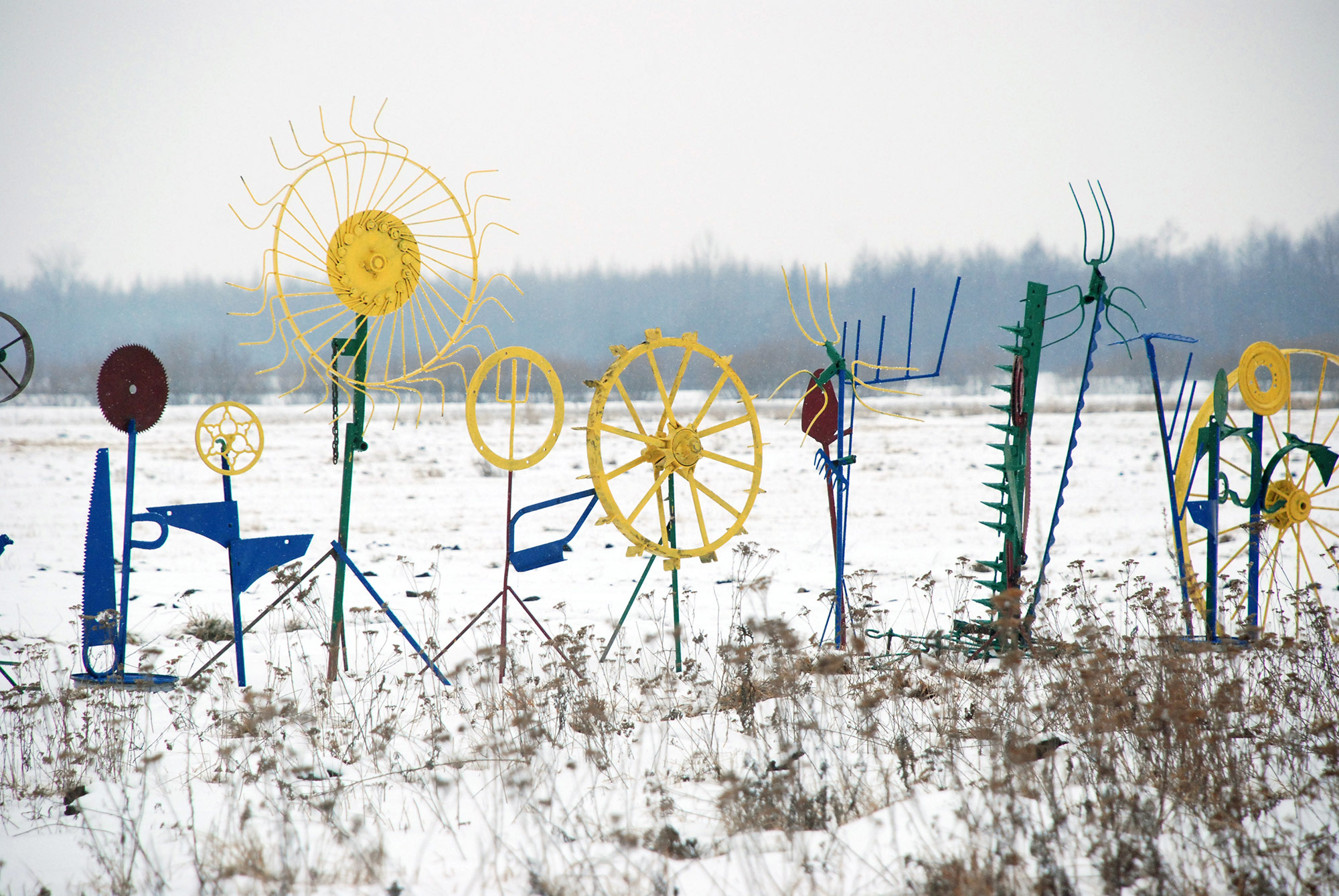 Daniel Rycharski, Ogród zimowy, rzeźba, 2013. Zdjęcie wykonane we wsi Kurówko, fot. Daniel Chrobak (źródło: materiały prasowe organizatora)