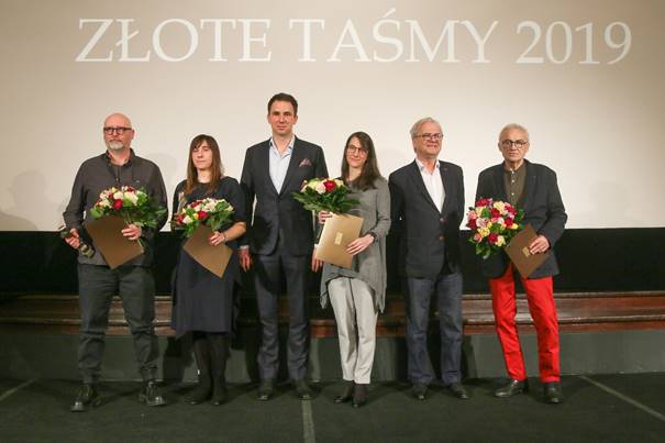 Gala „Złotych Taśm” SFP: Wojciech Smarzowski („Kler”), Aleksandra Staszko („Zimna wojna”), Radosław Śmigulski (dyrektor PISF), Marta Prus („Over the Limit”), Jacek Bromski (prezes SFP), Janusz Kondratiuk („Jak pies z kotem”), fot. Borys Skrzyński/SFP (źródło: materiały prasowe)