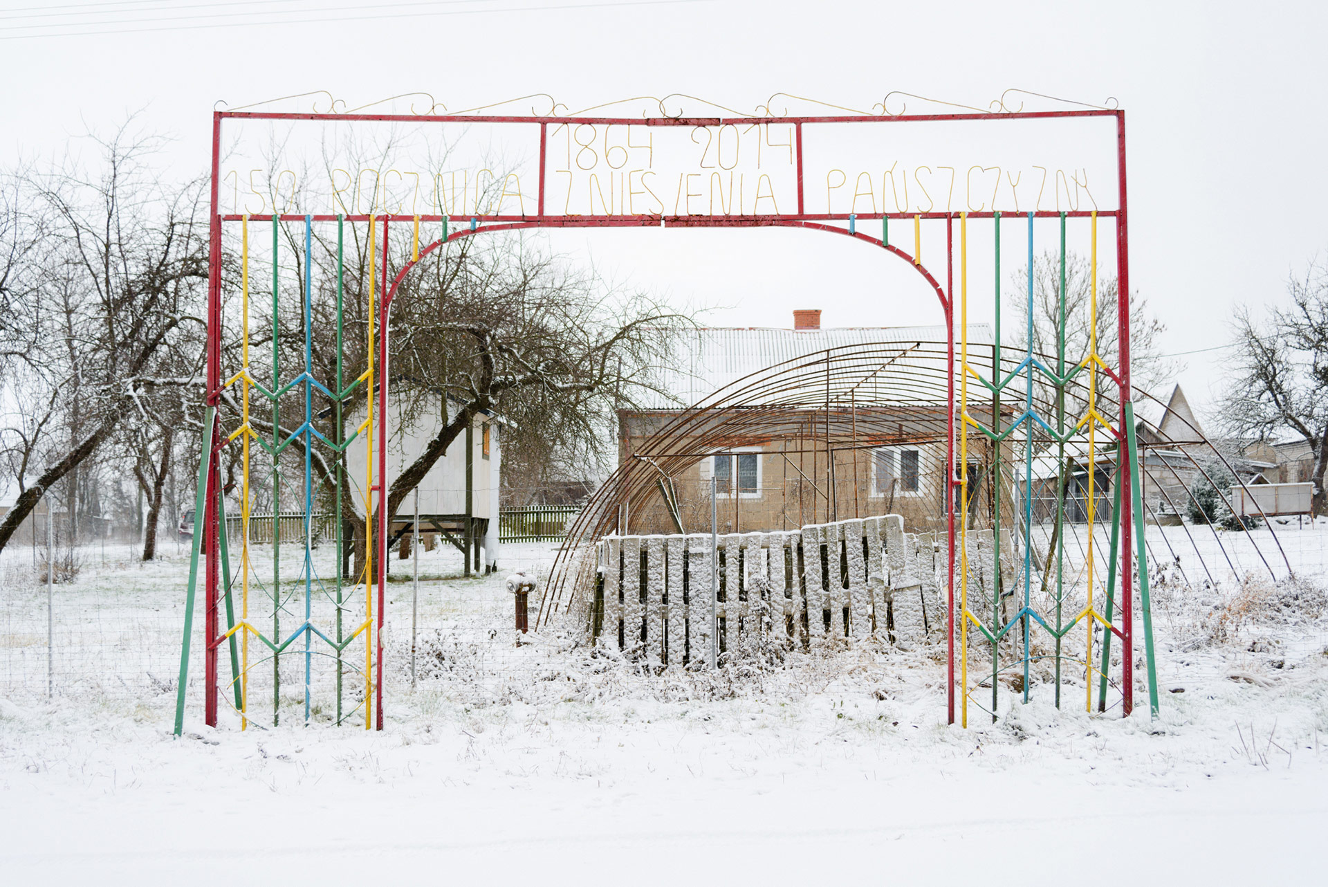 Daniel Rycharski, Brama, instalacja, 2014. Zdjęcie wykonane we wsi Kurówko, fot. Daniel Chrobak (źródło: materiały prasowe organizatora)