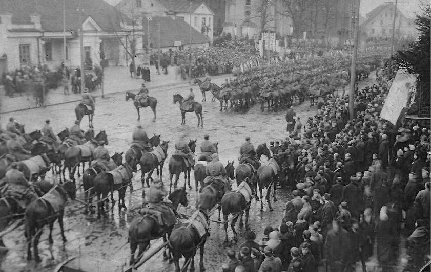 Msza polowa na Rynku Kościuszki z okazji wejścia wojsk polskich do Białegostoku, 22lutego 1919 roku. Fotografia w zbiorach MWB (źródło: materiały prasowe)