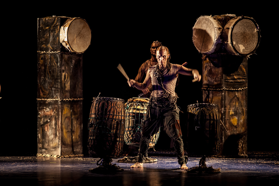 27.10.2013, Kraków, Teatr Ludowy. Spektakl Preludium Słowiańskie w wykonaniu grupy WATAHA, The Slavic Drummers oraz zespołu Art Color Ballet. Fot. Mieszko Stanislawski/REPORTER (źródło: materiały prasowe)