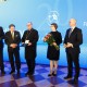 XX Gala Nagrody Gieysztora - od prawej Sławomir S. Sikora, Bożena Pytel, ks. b. Waldemar Pytel, prof. A. Rottermund, prof. J. Purchla (źródło: materiały prasowe)