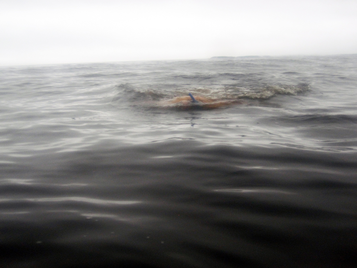 Tom Sherman, Igrając z gniem pod wodą, 2012, kadr z produkcji (źródło: materiały prasowe)