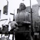 Sławomir Lewiński przy modelu pomnika Adama Mickiewicza dla Szczecina, 1959, archiwum rodzinne (źródło: materiały prasowe)