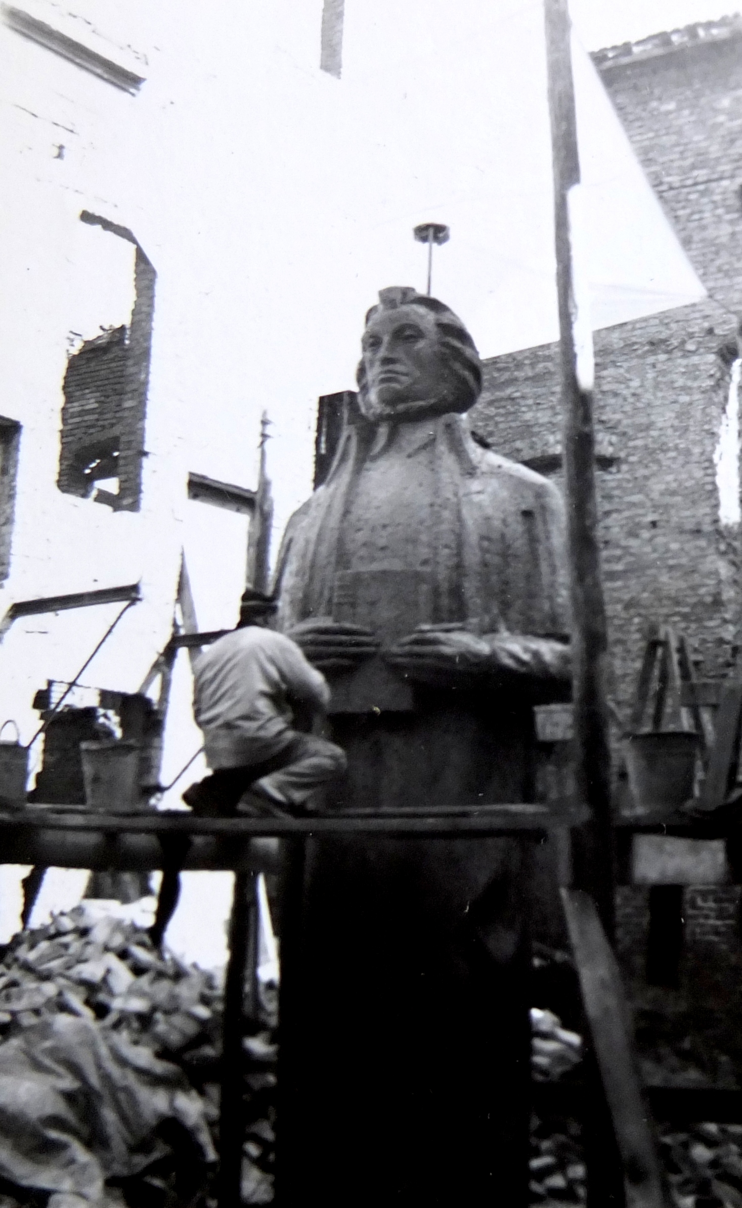 Sławomir Lewiński przy modelu pomnika Adama Mickiewicza dla Szczecina, 1959, archiwum rodzinne (źródło: materiały prasowe)