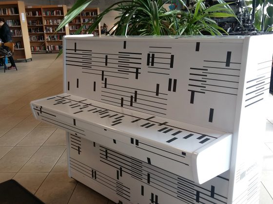Białe pianino w Bibliotece Śląskiej